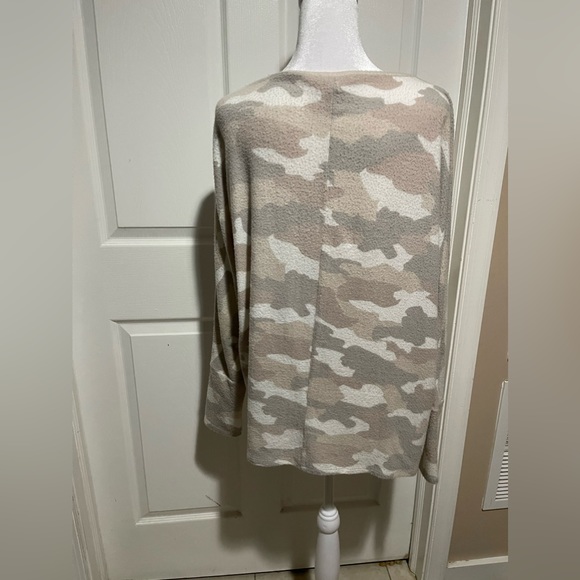 New directions: M Camo Long Sleeve Sweater - Picture 4 of 5